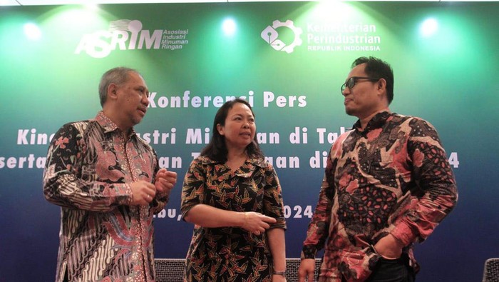 Peluang dan Tantangan Industri Minuman Ringan Usai Covid-19 Industri minuman ringan masih belum pulih sejak pandemi Covid-19. Hal ini terlihat dari kinerja penjualan yang mengalami pertumbuhan negatif 2.6 persen di tahun 2023.