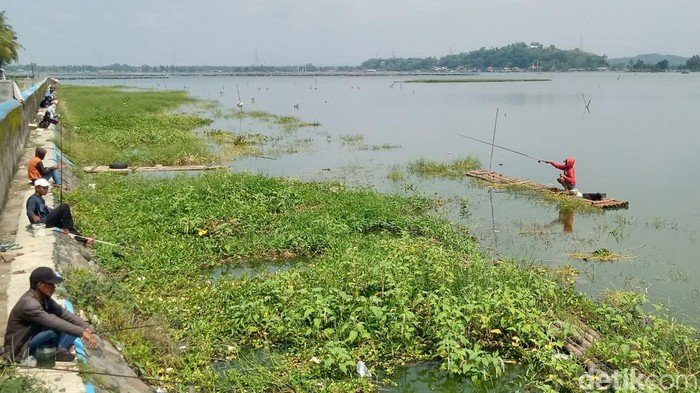 Pemancing di Rawa Jombor, Desa Krakitan, Kecamatan Bayat, Kabupaten Klaten, Rabu (13/3/2024).