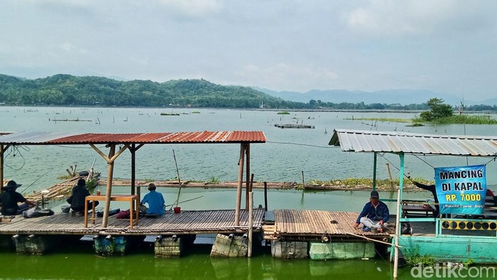 Pemancing di Rawa Jombor, Desa Krakitan, Kecamatan Bayat, Kabupaten Klaten, Rabu (13/3/2024).