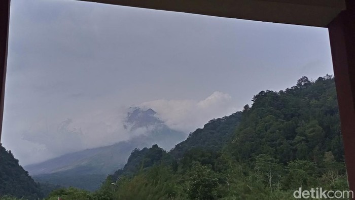 Pemandangan Gunung Merapi dari gardu pandang Merapi di Kaliurang. Foto diambl Selasa (12/3/2024).