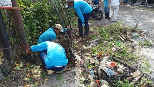Pembersihan saluran drainase dari sampah plastik dan sampah organik di beberapa titik Kota Denpasar, Bali pada beberapa waktu lalu. (Dok Dinas PUPR Denpasar)