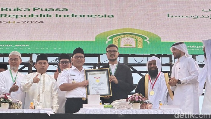 Pemkot Makassar menerima Rekor MURI buka puasa dengan barisan terpanjang sepanjang 2,1 kilometer.