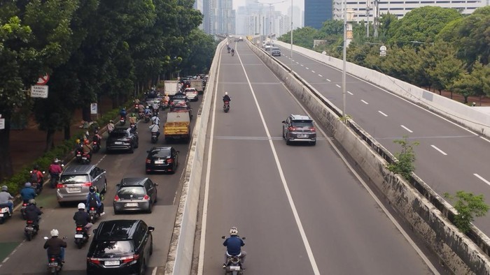 Pemotor nekat naik ke JLNT Casablanca (Belia/detikcom)