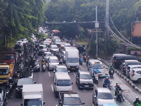 Pemotor nekat naik ke JLNT Casablanca (Belia/detikcom)
