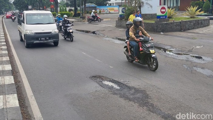 Penampakan jalan rusak di Jalan Soekarno-Hatta, Kota Bandung