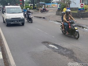 Hati-hati Ada Lubang di Jalan Soekarno-Hatta Bandung