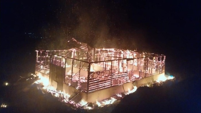 Penampakan kantor BPBD Dogiyai terbakar hebat. Dokumen Polres Dogiyai
