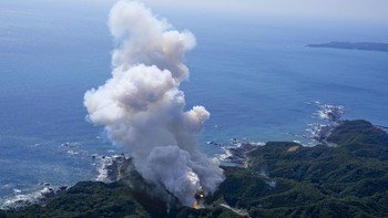 Roket Kairos kecil berbahan bakar padat milik Space One Jepang meledak tak lama setelah peluncuran perdananya di kota Kushimoto, prefektur Wakayama, Jepang, Rabu (13/3/2024).  