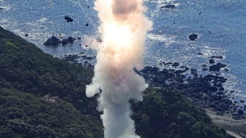 Dikutip Reuters, ledakan roket memicu asap besar dan api di dekat landasan peluncuran, terlihat di layar. Media lokal menyiarkan langsung peluncuran tersebut di ujung semenanjung Kii di Jepang bagian barat.  