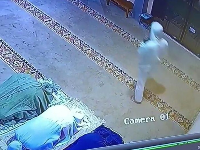 Pencurian di masjid Malang yang sempat terekam CCTV