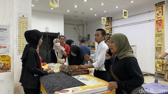 Pengunjung berbelanja bermacam kurma di gerai Lawang Agung Jalan Nyamplungan, Ampel, Surabaya.