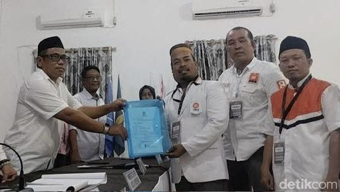 Pengurus DPD PKS Parepare saat mendaftarkan caleg ke KPU Parepare.