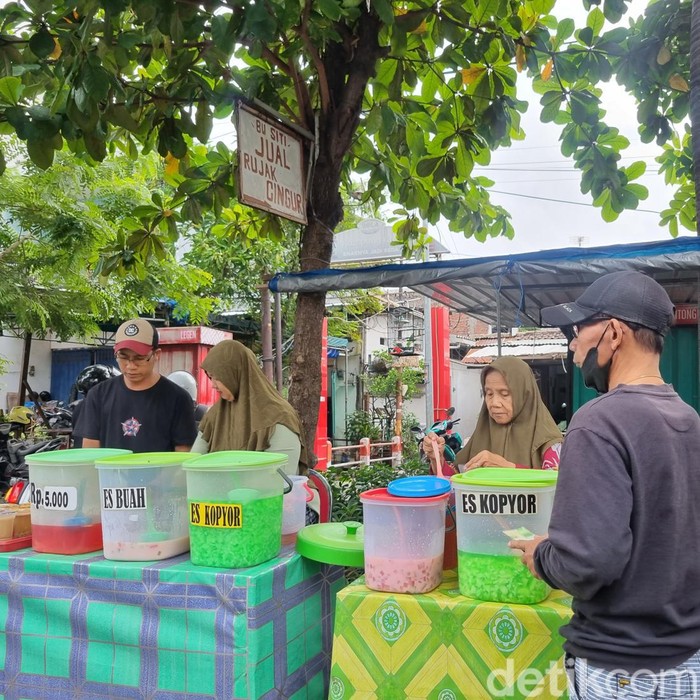 Penjual minuman es di pasar ramadan Jalan Rungkut Asri Utara, Surabaya