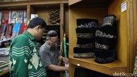 Sejumlah umat Muslim membeli kopiah di salah satu toko di kawasan Tanah Abang, Jakarta, Rabu (13/3/2024).