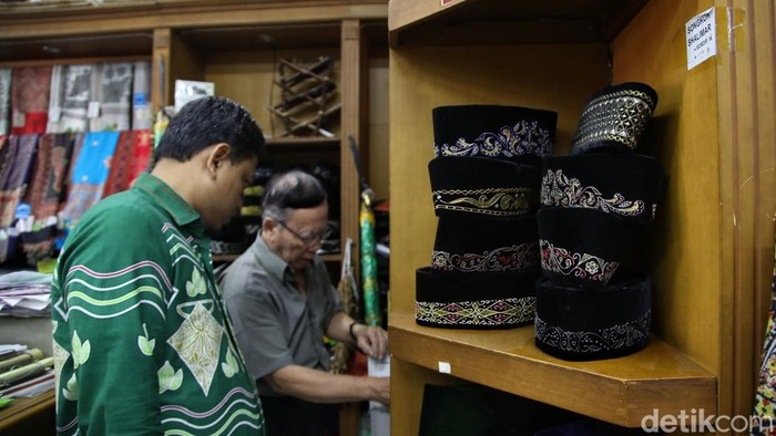 Penjualan Kopiah Meningkat Saat Ramadan, Ini Potretnya Sejumlah umat Muslim membeli kopiah di salah satu toko di kawasan Tanah Abang, Jakarta, Rabu (13/3/2024).