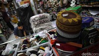 Kopiah dijual mulai dari Rp10.000 - Rp.300.000 per buah.