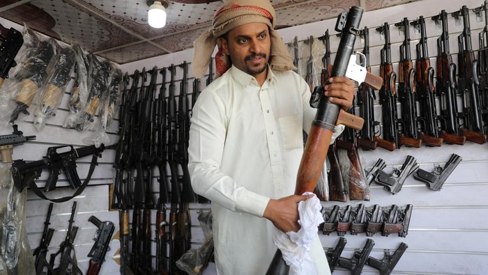 Perdagangan Senjata Api di Yaman Meningkat Imbas Siatusi yang Memanas An arms dealer inspects a rifle at his shop, as the war in Gaza and the U.S.-led strikes on Houthi targets raise demand for firearms, in Sanaa, Yemen March 6, 2024. REUTERS/Khaled Abdullah