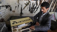 Karena keamanan tak dirasakan warga Yaman, sebagian dari warganya memilih untuk memiliki senjata api sendiri. Faktor keamanan tersebut menjadi salah satu hal yang dimanfaatkan beberapa oknum untuk menjual senjata secara bebas.  