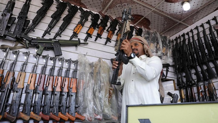 Perdagangan Senjata Api di Yaman Meningkat Imbas Siatusi yang Memanas An arms dealer inspects a rifle at his shop, as the war in Gaza and the U.S.-led strikes on Houthi targets raise demand for firearms, in Sanaa, Yemen March 6, 2024. REUTERS/Khaled Abdullah