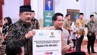 PT Bank Syariah Indonesia Tbk (BSI) semakin meneguhkan komitmen untuk memperkuat ekonomi umat dengan mendorong peningkatan penyaluran zakat perusahaan. Pada Ramadan tahun ini, BSI menyerahkan Rp 222,7 miliar zakat perusahaan melalui Badan Amil Zakat Nasional (Baznas), atau melesat 29% dibandingkan dengan periode yang sama tahun lalu. 
