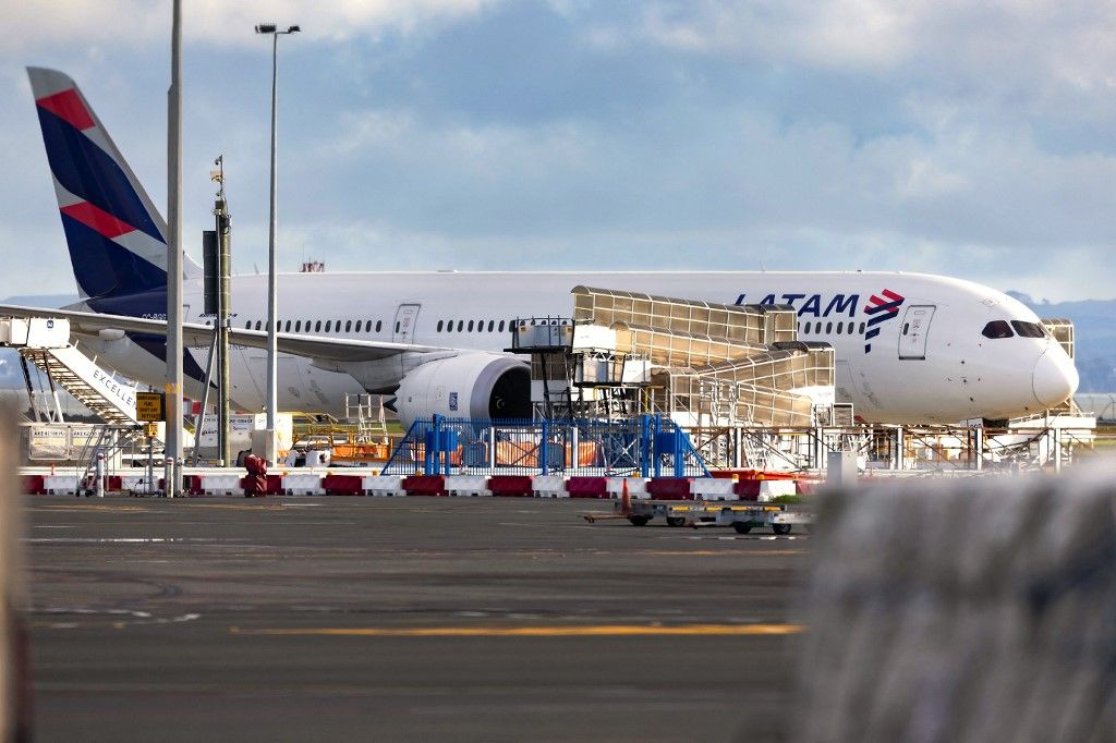Pesawat LATAM Airlines Boeing 787 Dreamliner yang tiba-tiba kehilangan ketinggian di tengah penerbangan sehari sebelumnya, jatuh dengan hebat dan melukai puluhan penumpang yang ketakutan, terlihat di landasan Bandara Internasional Auckland di Auckland pada 12 Maret 2024. (Photo by BRETT PHIBBS / AFP)