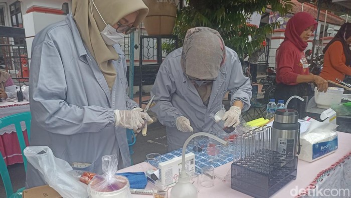 Petugas BPOM menguji sample makanan di Pasar Takjil Kota Blitar.