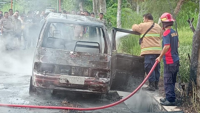 Petugas Damkar memadamkan api yang melalap mobil di Playen, Gunungkidul, Rabu (13/3/2024).