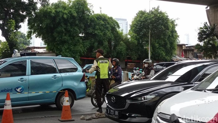 Petugas sekuriti mengatur lalu lintas di lokasi pemotor lawan arah di Jl Satrio, Kuningan, Jaksel.