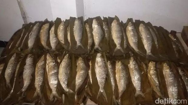 Pindang bandeng atau bandeng presto Brebes.