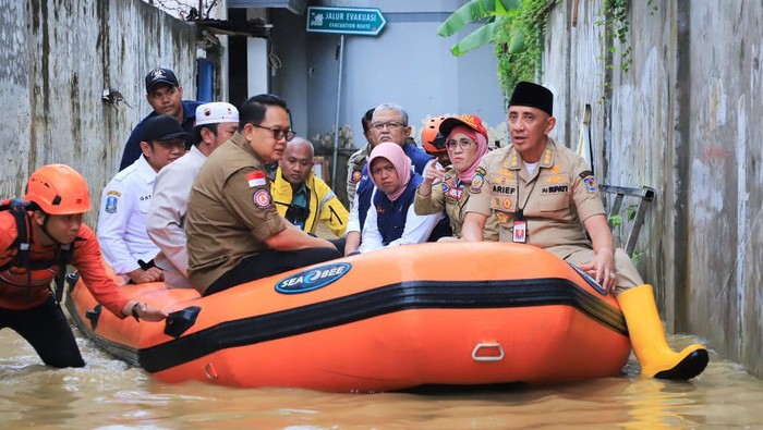 Pj Gubernur Jatim Adhy Karyono bersama pejabat di Bangkalan meninjau banjir.