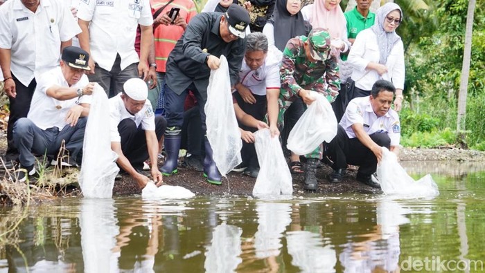 Pj Gubernur Sulsel Bahtiar Baharuddin bersama Pj Bupati Bone Andi Islamuddin melepaskan benih ikan air tawar.
