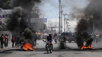 Geng-geng bersenjata berat telah menguasai jalan-jalan di ibu kota Haiti, Port-au-Prince, dalam beberapa hari terakhir. Mereka menuntut pengunduran diri Perdana Menteri yang tidak dipilih itu. Port-au-Prince dan wilayah sekitarnya berada dalam keadaan darurat selama sebulan. Jam malam juga telah diperpanjang. (REUTERS/Ralph Tedy Erol)  