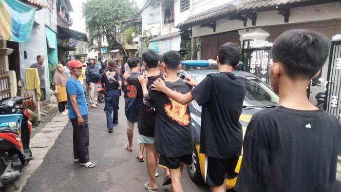 Polisi mengamankan 13 remaja yang hendak tawuran di Manggarai, Tebet, Jaksel.