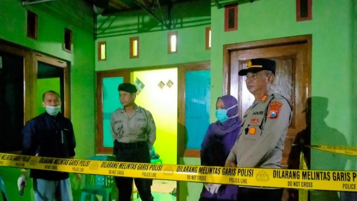 Polisi olah TKP temuan jenazah pria di kamar kos Magetan
