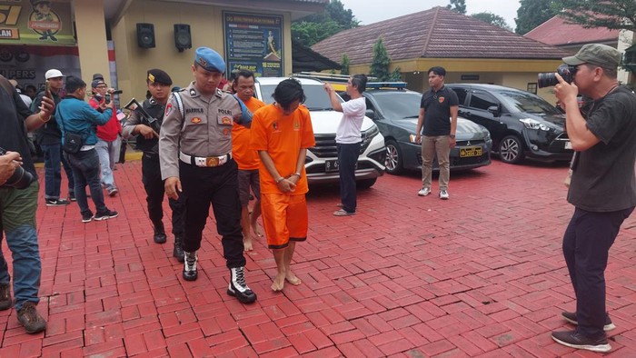 Polisi saat bawa pencuri motor yang ditangkap di Bogor (Sholihin/detikcom)