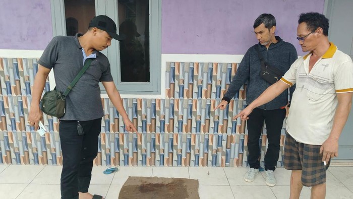 Polisi saat olah TKP di rumah korban. (Dok. Polres Sergai)