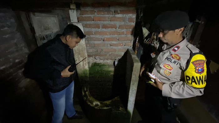 Polisi saat oleh TKP di sumur lokasi korban tercebur