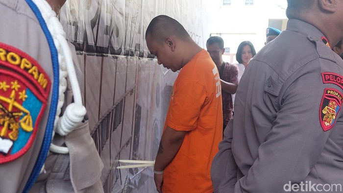 Polresta Bogor Kota menangkap pria muncikari prostitusi yang menjual korbannya seorang selebgram hingga pramugari.