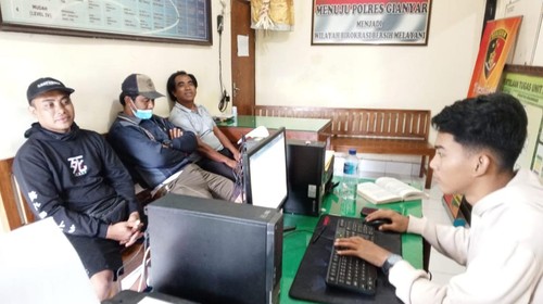 Polsek Payangan melakukan pemeriksaan saksi dan korban pengeroyokan saat Nyepi. (Dok Polsek Payangan)