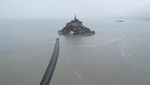 Potret Mont Saint Michel Kembali Mengapung di Tengah Lautan