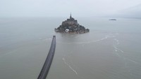 Pasang surut air laut memengaruhi akses ke Pulau Mont Saint Michel tersebut, dan ketika terjadi pasang tinggi air laut, Biara Mont Saint Michel dan bangunan kota yang mengelilingi di bawahnya seolah berada di pulau yang tengah mengapung di lautan.  