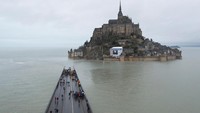 Pemandangan drone menunjukkan Mont Saint Michel dikelilingi laut saat air pasang, di wilayah barat Prancis Normandia, Prancis, Selasa (12/3/2024).  