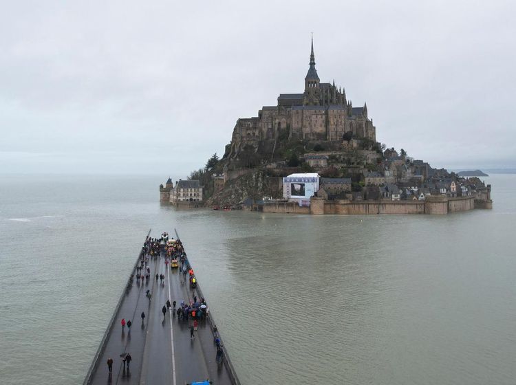 Potret Mont Saint Michel Kembali Mengapung di Tengah Lautan