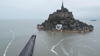 Berdiri melintasi abad, Biara Mont Saint Michel merupakan warisan keajaiban karya seni arsitektur dan spiritualitas yang tak ternilai harganya dari masa lalu.  