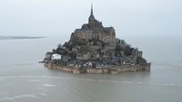 Mont Saint Michel merupakan tempat bersejarah yang berisi biara dan bangunan kota tua.  