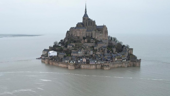 Potret Biara Mont Saint-Michel Kembali 'Mengapung' di Tengah Lautan A drone view shows Mont Saint-Michel surrounded by sea during a high tide, in the French western region of Normandy, France, March 12, 2024. REUTERS/Stephane Mahe TPX IMAGES OF THE DAY