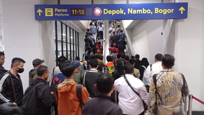 Potret eskalator peron 11 dan 12 Stasiun Manggarai yang kembali berfungsi diserbu penumpang KRL.