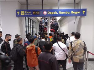 Usai Berfungsi Lagi, Eskalator Stasiun Manggarai Diserbu Penumpang KRL