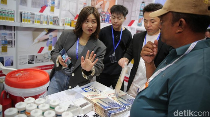 Potret Pameran Perdagangan China Ramai Diserbu Pengunjung Pengunjung melihat China Trade Fair Indonesia ke 6 atau pameran perdagangan Tiongkok di JIExpo Kemayoran Jakarta, Rabu (13/3/2024).