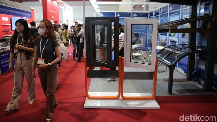 Potret Pameran Perdagangan China Ramai Diserbu Pengunjung Pengunjung melihat China Trade Fair Indonesia ke 6 atau pameran perdagangan Tiongkok di JIExpo Kemayoran Jakarta, Rabu (13/3/2024).